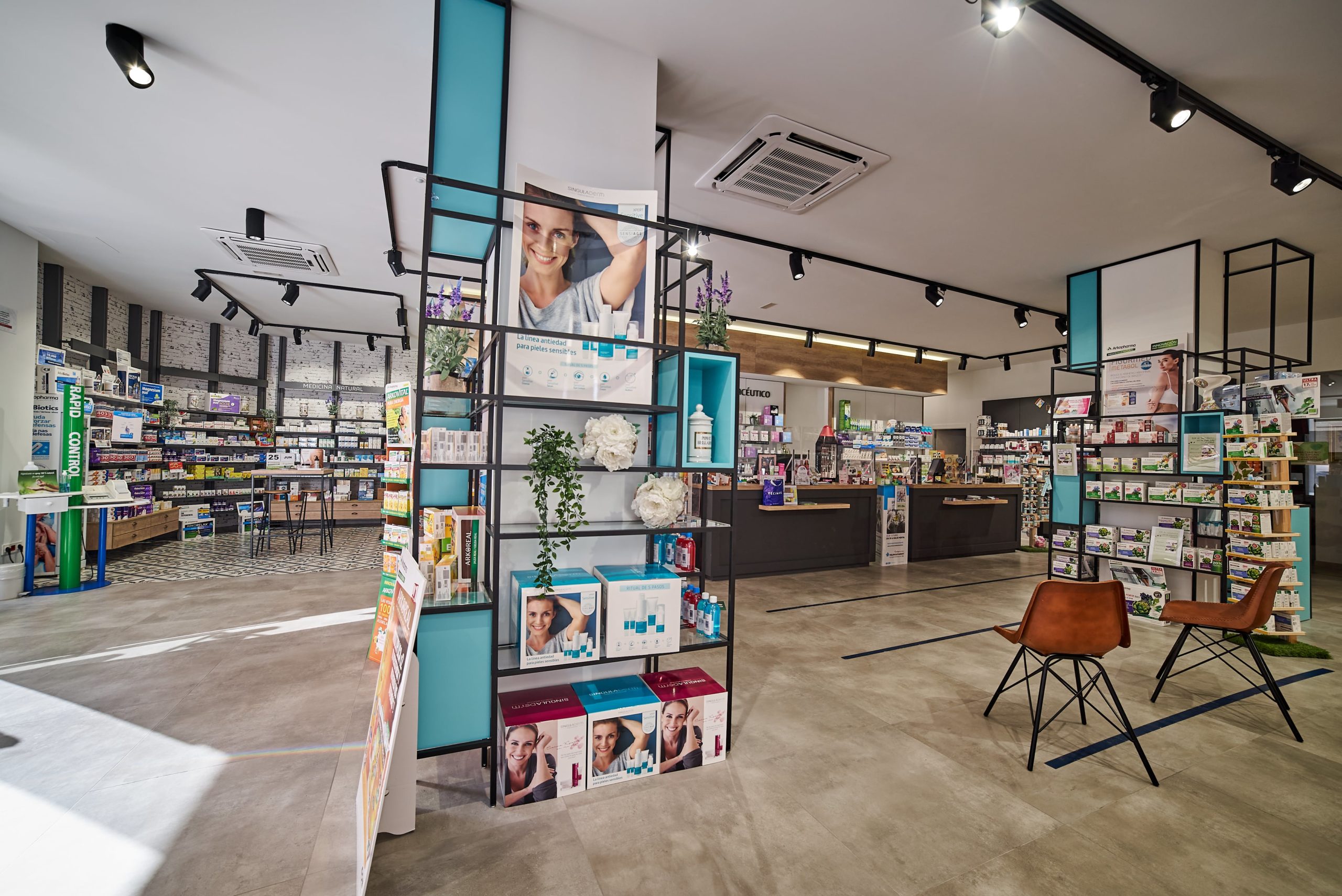 farmacia elda interior scaled 1